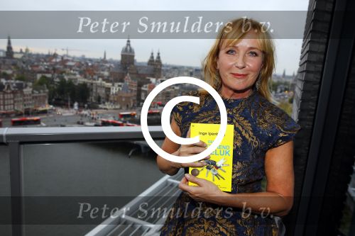 Amsterdam 5 oktober 2015
Presentatie boek inge Ipenburg bij het double Tree hotel.
Jan Kooijman ontvangt het eerste boek.
