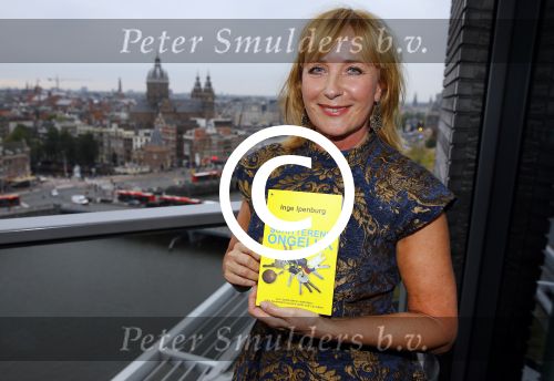 Amsterdam 5 oktober 2015
Presentatie boek inge Ipenburg bij het double Tree hotel.
Jan Kooijman ontvangt het eerste boek.
