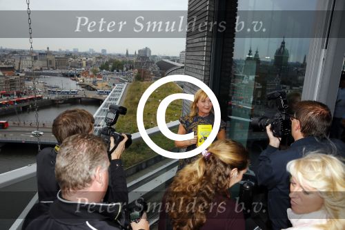 Amsterdam 5 oktober 2015
Presentatie boek inge Ipenburg bij het double Tree hotel.
Jan Kooijman ontvangt het eerste boek.