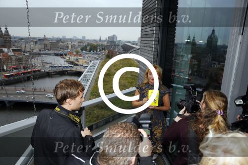 Amsterdam 5 oktober 2015
Presentatie boek inge Ipenburg bij het double Tree hotel.
Jan Kooijman ontvangt het eerste boek.