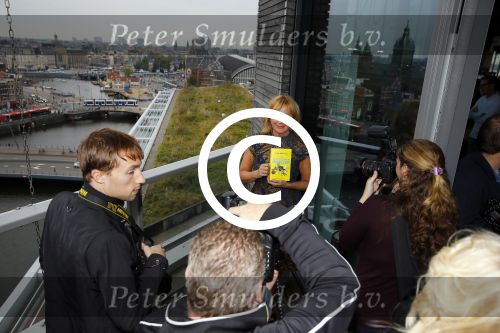 Amsterdam 5 oktober 2015
Presentatie boek inge Ipenburg bij het double Tree hotel.
Jan Kooijman ontvangt het eerste boek.
