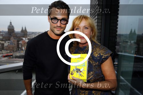 Amsterdam 5 oktober 2015
Presentatie boek inge Ipenburg bij het double Tree hotel.
Jan Kooijman ontvangt het eerste boek.