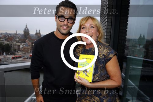 Amsterdam 5 oktober 2015
Presentatie boek inge Ipenburg bij het double Tree hotel.
Jan Kooijman ontvangt het eerste boek.