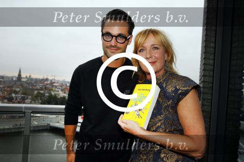 Amsterdam 5 oktober 2015
Presentatie boek inge Ipenburg bij het double Tree hotel.
Jan Kooijman ontvangt het eerste boek.