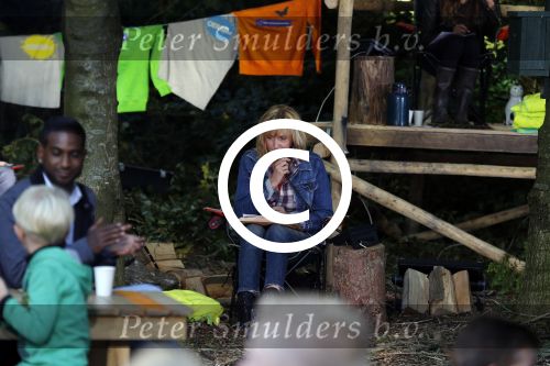 Haarzuilens 27 september 2015
Aktie om bomen te planten gepresenteerd door Beau v Erven Dorens en Angela Groothuizen.
oa Evelyn Struik Trijntje OOsterhuis Nick & Simon Marjan Berk Tineke Schouten Ruud Feltkamp en inge Ipenburg werken mee.
