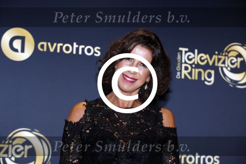 Amsterdam 15 oktober 2015
Uitreiking van de 50e televizierring in carre. isa Hoes met zoon