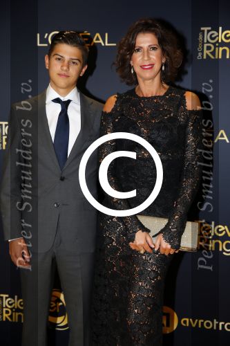 Amsterdam 15 oktober 2015
Uitreiking van de 50e televizierring in carre. isa Hoes met zoon
