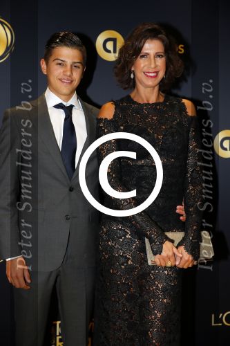 Amsterdam 15 oktober 2015
Uitreiking van de 50e televizierring in carre. isa Hoes met zoon