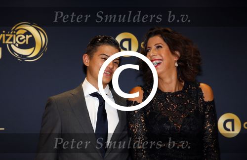 Amsterdam 15 oktober 2015
Uitreiking van de 50e televizierring in carre. isa Hoes met zoon