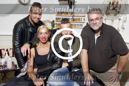 Den Haag 1 oktober 2015
Jake Hampel met zijn vrouw Lydia en hun 2 zoons bij een tatoo shop in Den Haag.