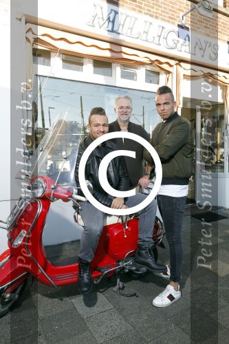 Den Haag 1 oktober 2015
Jake Hampel met zijn vrouw Lydia en hun 2 zoons bij een tatoo shop in Den Haag.