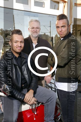 Den Haag 1 oktober 2015
Jake Hampel met zijn vrouw Lydia en hun 2 zoons bij een tatoo shop in Den Haag.