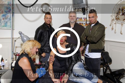 Den Haag 1 oktober 2015
Jake Hampel met zijn vrouw Lydia en hun 2 zoons bij een tatoo shop in Den Haag.
