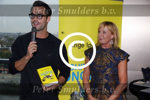 Amsterdam 5 oktober 2015
Presentatie boek inge Ipenburg bij het double Tree hotel.
Jan Kooijman ontvangt het eerste boek.