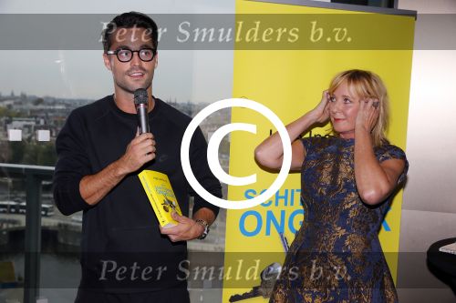 Amsterdam 5 oktober 2015
Presentatie boek inge Ipenburg bij het double Tree hotel.
Jan Kooijman ontvangt het eerste boek.
