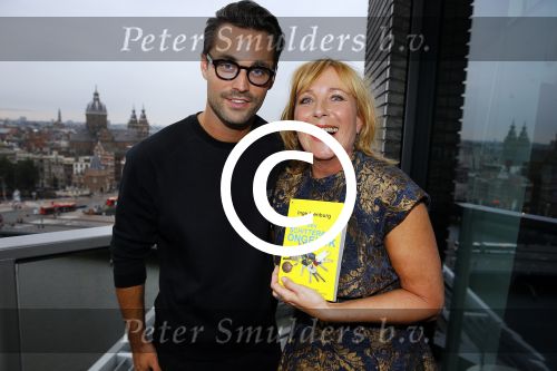 Amsterdam 5 oktober 2015
Presentatie boek inge Ipenburg bij het double Tree hotel.
Jan Kooijman ontvangt het eerste boek.