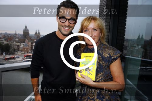 Amsterdam 5 oktober 2015
Presentatie boek inge Ipenburg bij het double Tree hotel.
Jan Kooijman ontvangt het eerste boek.