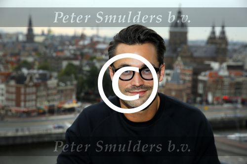 Amsterdam 5 oktober 2015
Presentatie boek inge Ipenburg bij het double Tree hotel.
Jan Kooijman ontvangt het eerste boek.