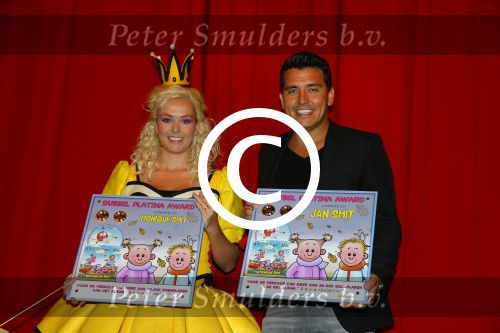 Hilversum 27 september 2015
Premiere twee kleine kleutertjes met Monique Smit naar verhaal van Jan Smit. Ze krijgen uit handen van edsilia Rombley dubbel platina.