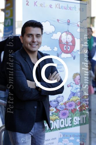 Hilversum 27 september 2015
Premiere twee kleine kleutertjes met Monique Smit naar verhaal van Jan Smit. Ze krijgen uit handen van edsilia Rombley dubbel platina.