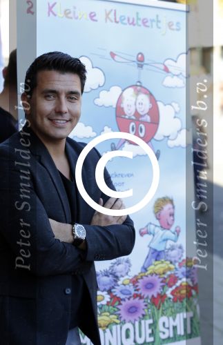 Hilversum 27 september 2015
Premiere twee kleine kleutertjes met Monique Smit naar verhaal van Jan Smit. Ze krijgen uit handen van edsilia Rombley dubbel platina.