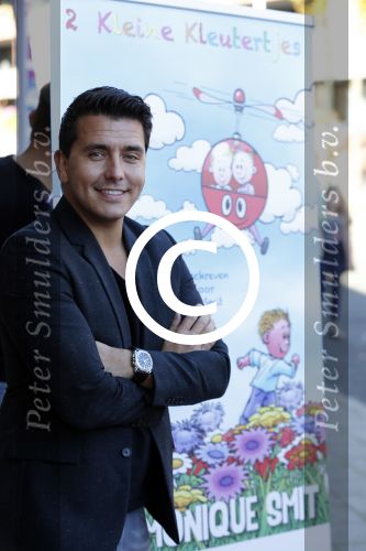 Hilversum 27 september 2015
Premiere twee kleine kleutertjes met Monique Smit naar verhaal van Jan Smit. Ze krijgen uit handen van edsilia Rombley dubbel platina.
