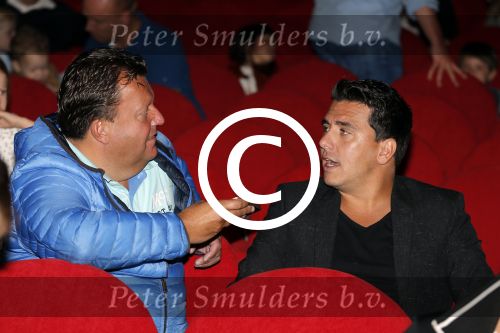 Hilversum 27 september 2015
Premiere twee kleine kleutertjes met Monique Smit naar verhaal van Jan Smit. Ze krijgen uit handen van edsilia Rombley dubbel platina. Jan met Edwin Bredius