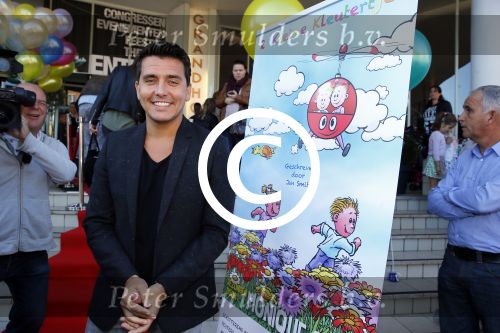 Hilversum 27 september 2015
Premiere twee kleine kleutertjes met Monique Smit naar verhaal van Jan Smit. Ze krijgen uit handen van edsilia Rombley dubbel platina.