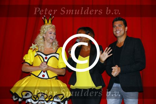 Hilversum 27 september 2015
Premiere twee kleine kleutertjes met Monique Smit naar verhaal van Jan Smit. Ze krijgen uit handen van edsilia Rombley dubbel platina.