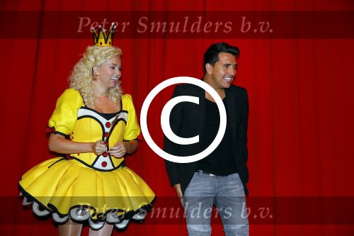 Hilversum 27 september 2015
Premiere twee kleine kleutertjes met Monique Smit naar verhaal van Jan Smit. Ze krijgen uit handen van edsilia Rombley dubbel platina.