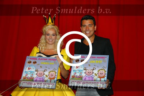 Hilversum 27 september 2015
Premiere twee kleine kleutertjes met Monique Smit naar verhaal van Jan Smit. Ze krijgen uit handen van edsilia Rombley dubbel platina.