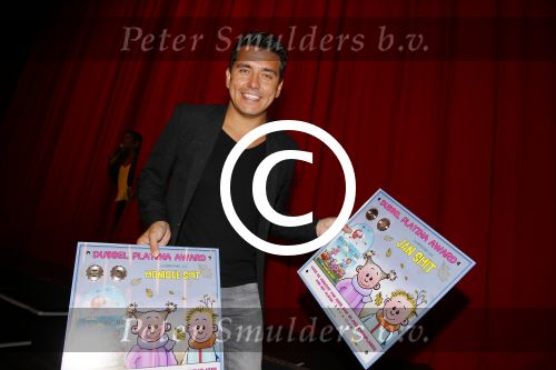Hilversum 27 september 2015
Premiere twee kleine kleutertjes met Monique Smit naar verhaal van Jan Smit. Ze krijgen uit handen van edsilia Rombley dubbel platina.