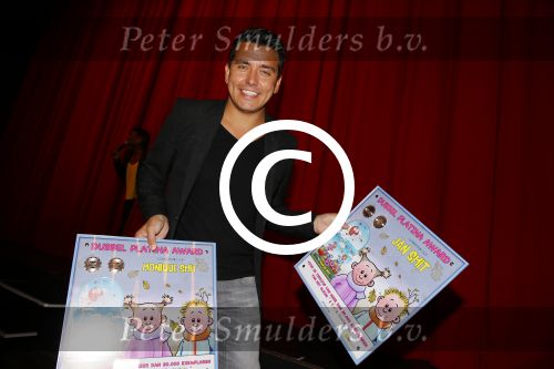 Hilversum 27 september 2015
Premiere twee kleine kleutertjes met Monique Smit naar verhaal van Jan Smit. Ze krijgen uit handen van edsilia Rombley dubbel platina.