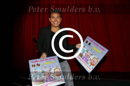 Hilversum 27 september 2015
Premiere twee kleine kleutertjes met Monique Smit naar verhaal van Jan Smit. Ze krijgen uit handen van edsilia Rombley dubbel platina.
