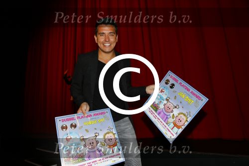 Hilversum 27 september 2015
Premiere twee kleine kleutertjes met Monique Smit naar verhaal van Jan Smit. Ze krijgen uit handen van edsilia Rombley dubbel platina.