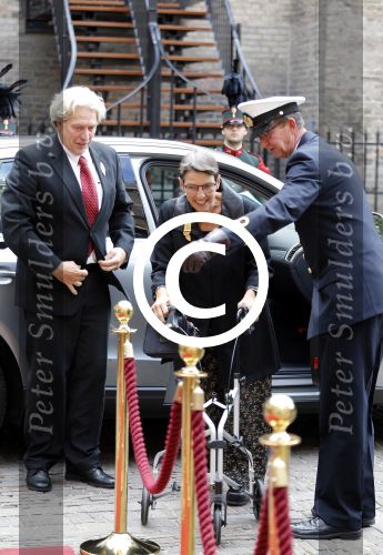 Den Haag 15 september 2015
Prinsjesdag 2015 met Koning Willem Alexander Koningin Maxima prins Constantijn en Prinses Laurentien. Dit jaar wordt de gouden koets voorlopig voor het laatst gebruikt.
Jetta Klijnsma achter de rollater