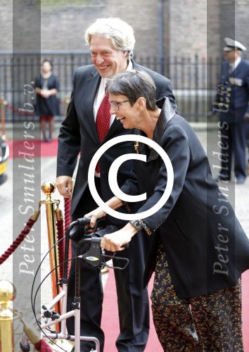 Den Haag 15 september 2015
Prinsjesdag 2015 met Koning Willem Alexander Koningin Maxima prins Constantijn en Prinses Laurentien. Dit jaar wordt de gouden koets voorlopig voor het laatst gebruikt.
Jetta Klijnsma achter de rollater