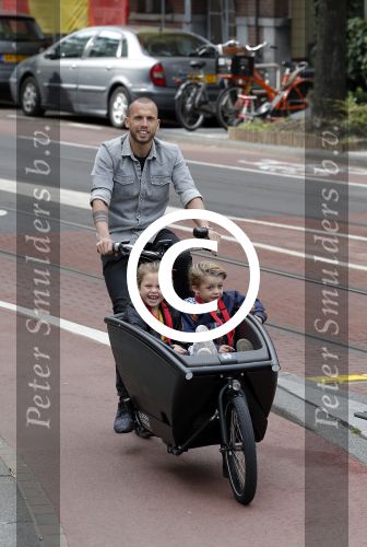 Amsterdam 5 oktober 2015
Johnny Heitinga met zijn kinderen Jezebel en Lennox in de bakfiets.