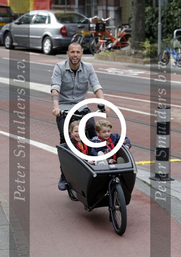 Amsterdam 5 oktober 2015
Johnny Heitinga met zijn kinderen Jezebel en Lennox in de bakfiets.