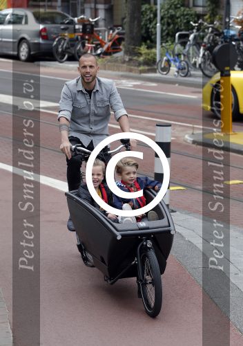 Amsterdam 5 oktober 2015
Johnny Heitinga met zijn kinderen Jezebel en Lennox in de bakfiets.