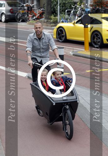 Amsterdam 5 oktober 2015
Johnny Heitinga met zijn kinderen Jezebel en Lennox in de bakfiets.