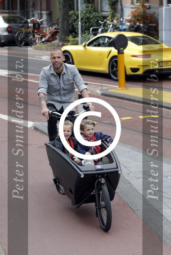Amsterdam 5 oktober 2015
Johnny Heitinga met zijn kinderen Jezebel en Lennox in de bakfiets.