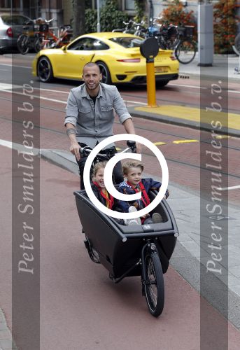 Amsterdam 5 oktober 2015
Johnny Heitinga met zijn kinderen Jezebel en Lennox in de bakfiets.
