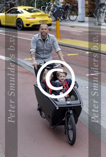 Amsterdam 5 oktober 2015
Johnny Heitinga met zijn kinderen Jezebel en Lennox in de bakfiets.