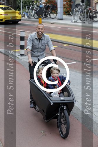 Amsterdam 5 oktober 2015
Johnny Heitinga met zijn kinderen Jezebel en Lennox in de bakfiets.
