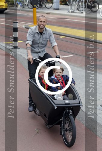 Amsterdam 5 oktober 2015
Johnny Heitinga met zijn kinderen Jezebel en Lennox in de bakfiets.