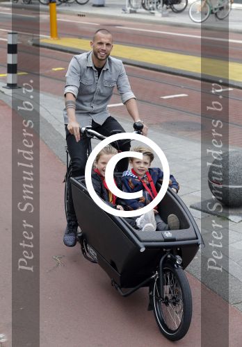 Amsterdam 5 oktober 2015
Johnny Heitinga met zijn kinderen Jezebel en Lennox in de bakfiets.