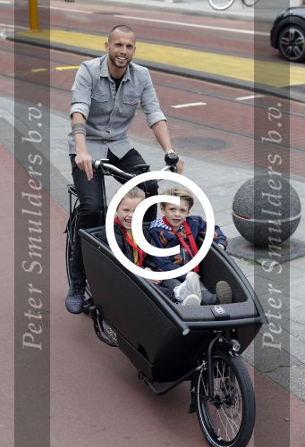 Amsterdam 5 oktober 2015
Johnny Heitinga met zijn kinderen Jezebel en Lennox in de bakfiets.