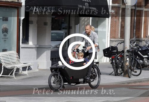 Amsterdam 5 oktober 2015
Johnny Heitinga met zijn kinderen Jezebel en Lennox in de bakfiets.
