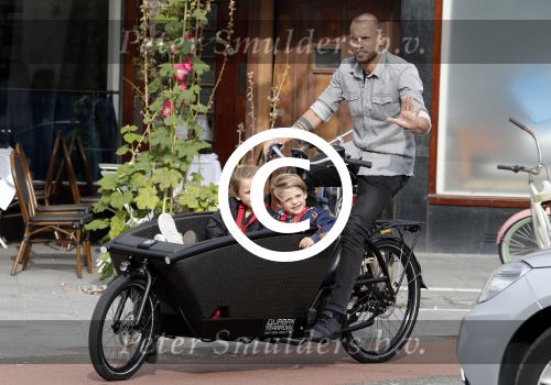 Amsterdam 5 oktober 2015
Johnny Heitinga met zijn kinderen Jezebel en Lennox in de bakfiets.